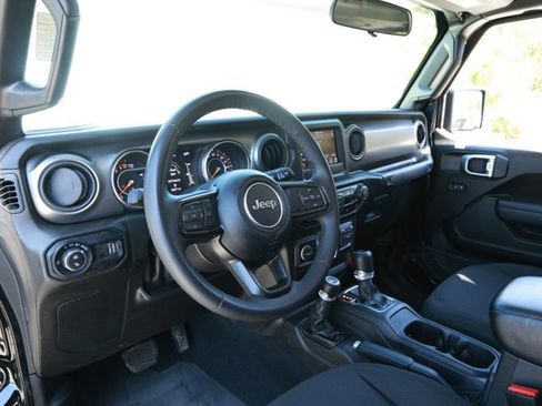 Used 2023 Jeep Gladiator Willys AWD/4WD image 23
