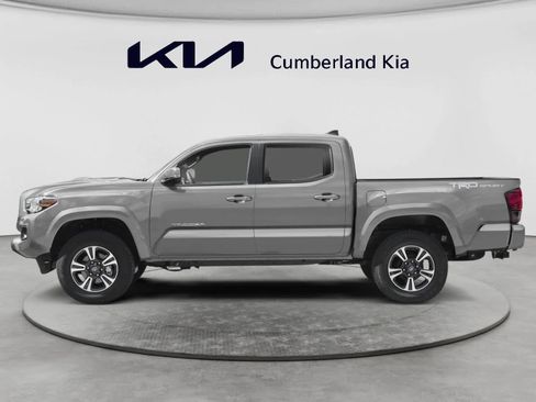 Used 2019 Toyota Tacoma TRD Sport AWD/4WD image 3