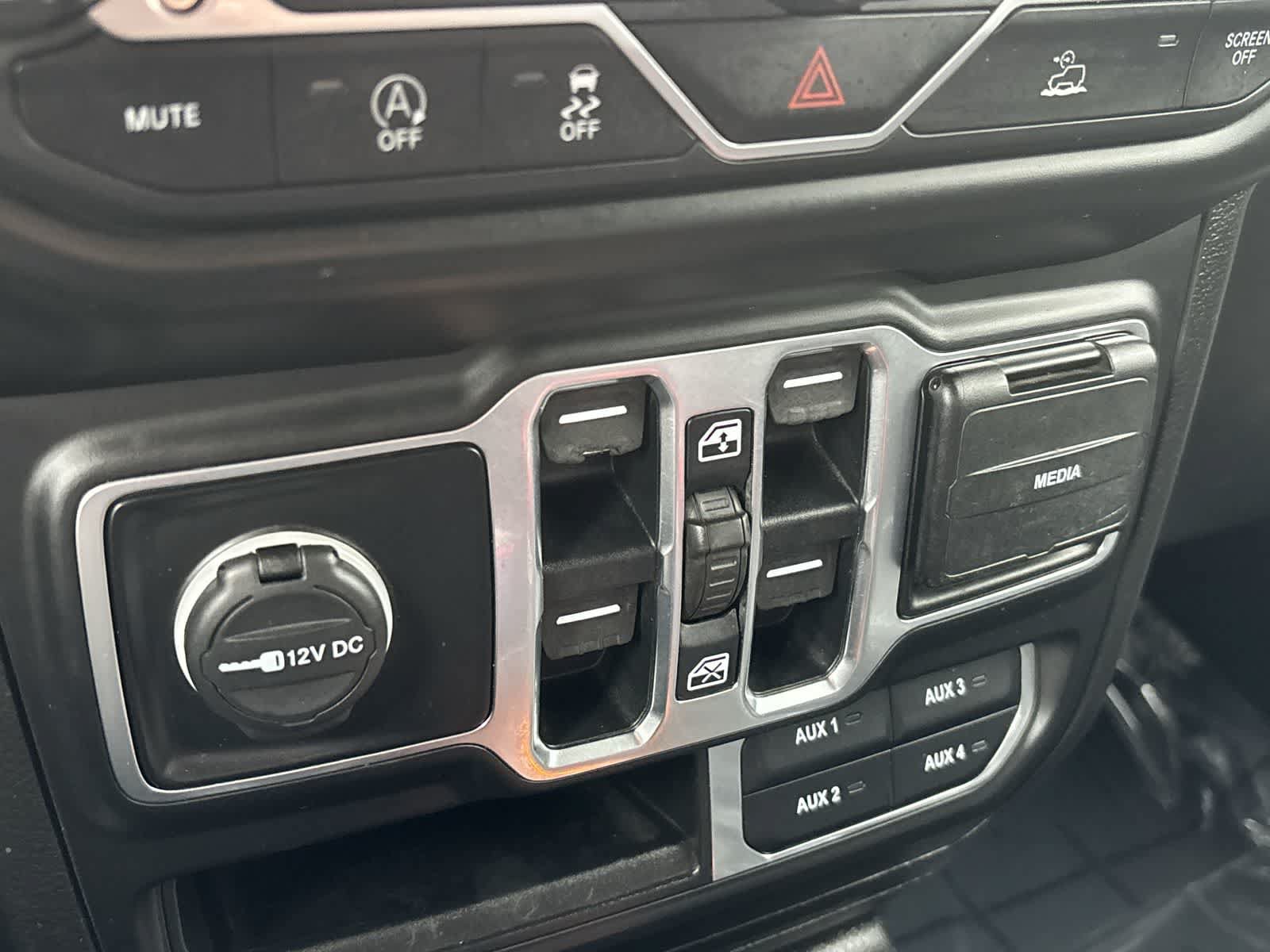 Certified 2020 Jeep Gladiator Overland AWD/4WD image 27