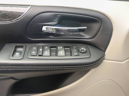 Used 2015 Chrysler Town & Country Touring FWD image 28