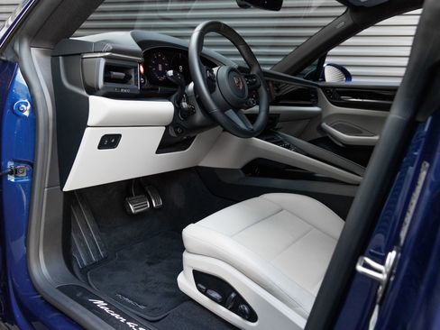 Certified 2025 Porsche Macan 4S Electric AWD/4WD image 4
