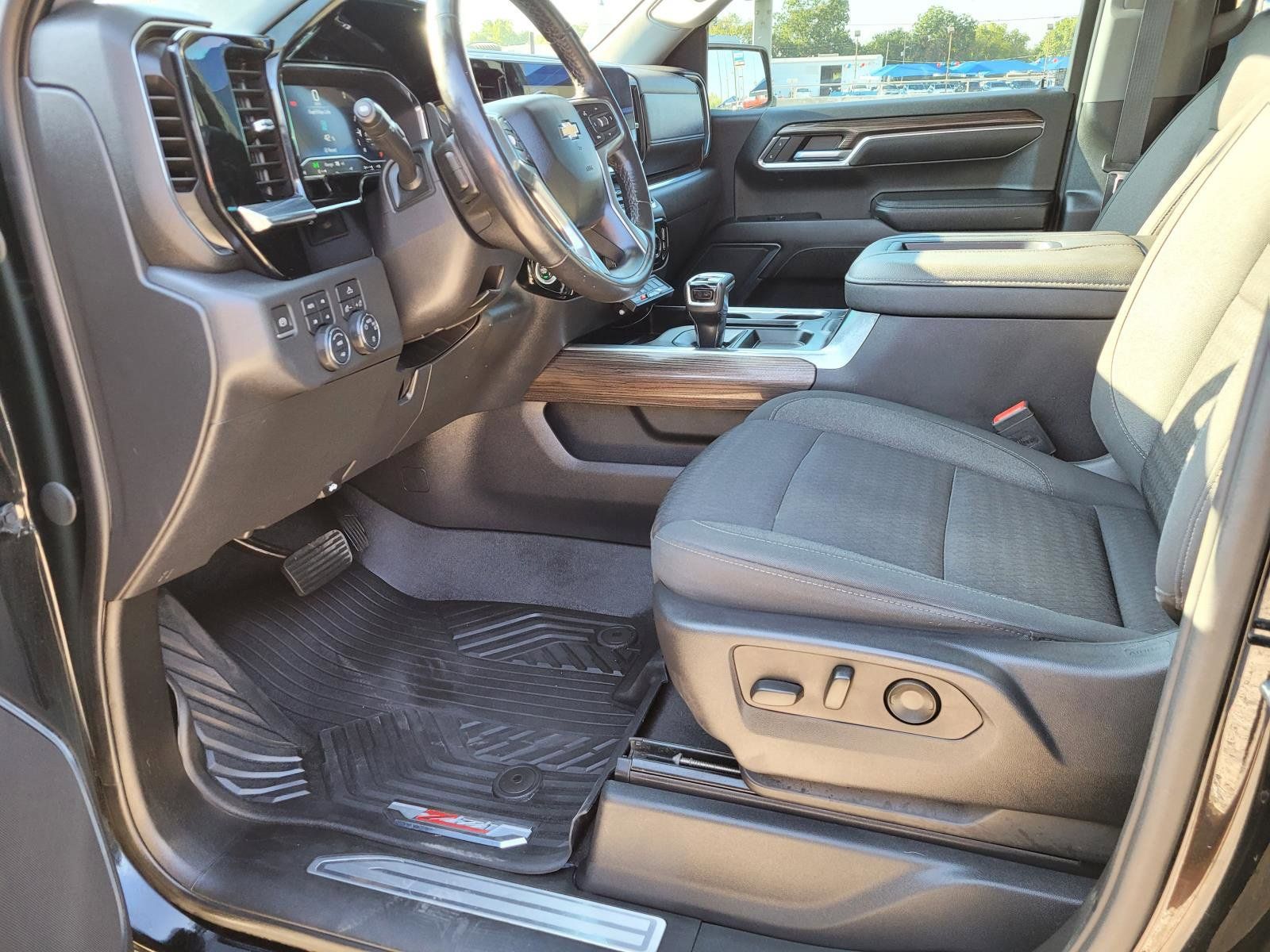 Used 2022 Chevrolet Silverado 1500 LT AWD/4WD image 2