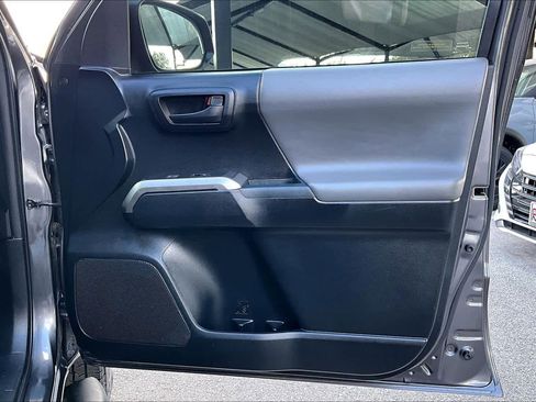 Used 2017 Toyota Tacoma SR5 w/ Tow Package image 21