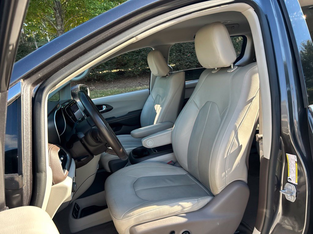 Used 2021 Chrysler Pacifica Touring-L w/ Uconnect Theater Family Group FWD image 41