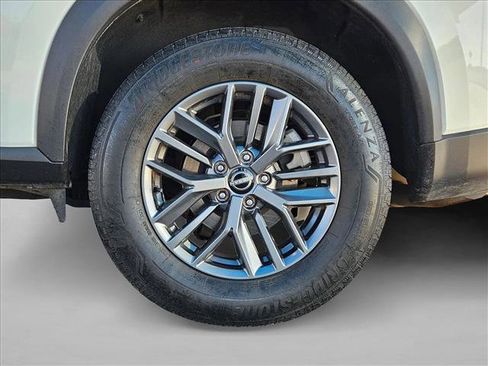 Used 2024 Nissan Rogue S image 23