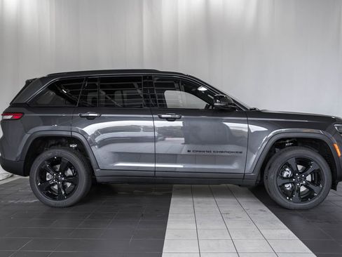 New 2025 Jeep Grand Cherokee 4WD image 3