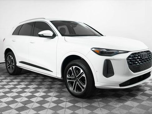 Certified 2025 Audi Q5 Premium image 1