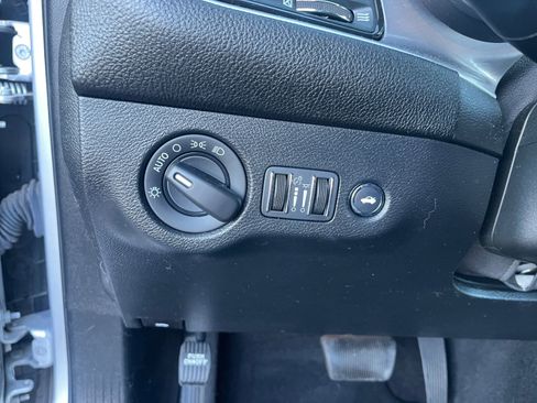 Used 2022 Dodge Challenger SXT image 12