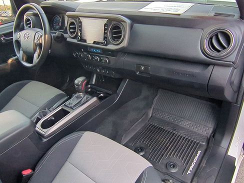 Used 2022 Toyota Tacoma TRD Off-Road image 25
