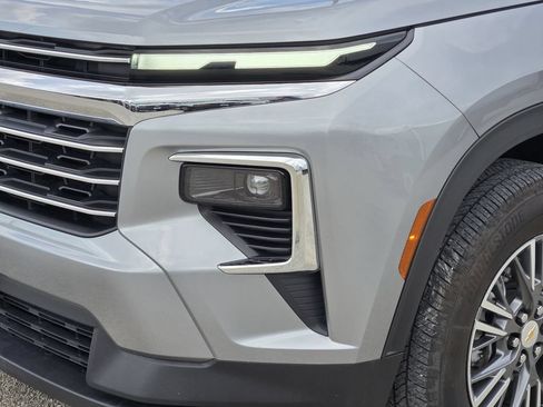 Used 2025 Chevrolet Traverse LT FWD image 9