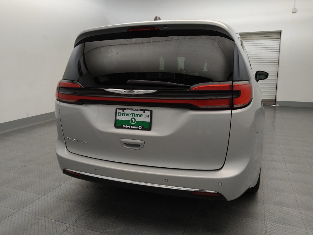 Used 2024 Chrysler Pacifica Touring-L FWD image 7