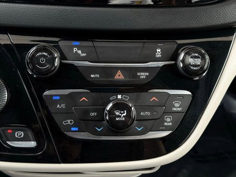 Used 2018 Chrysler Pacifica Touring Plus FWD image 46