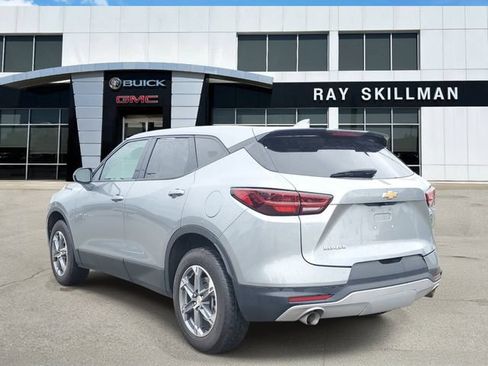 Used 2025 Chevrolet Blazer LT FWD image 3