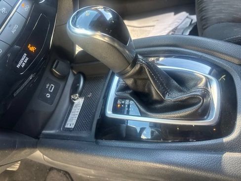 Used 2018 Nissan Rogue SV w/ Premium Package AWD/4WD image 16