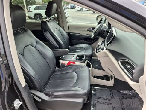 Used 2022 Chrysler Pacifica Touring-L FWD image 29