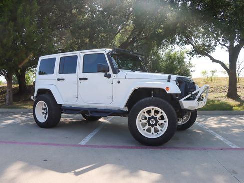 Used 2015 Jeep Wrangler Unlimited Sahara w/ Connectivity Group AWD/4WD image 1