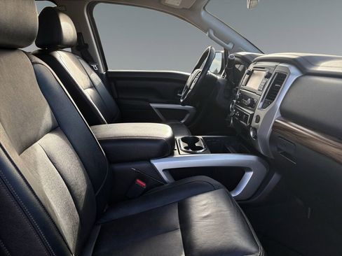 Used 2018 Nissan Titan SL image 15