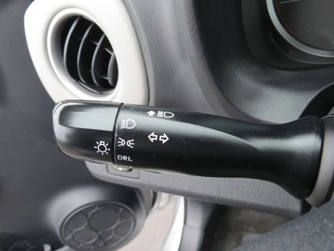 Used 2014 Toyota Yaris L image 15