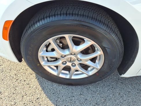 Used 2023 Chrysler Pacifica Touring-L image 5