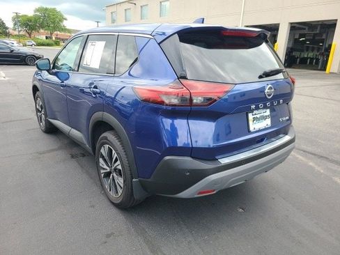 Used 2021 Nissan Rogue SV image 2