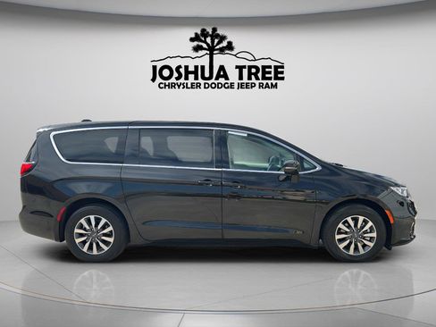 Used 2024 Chrysler Pacifica Limited FWD image 8