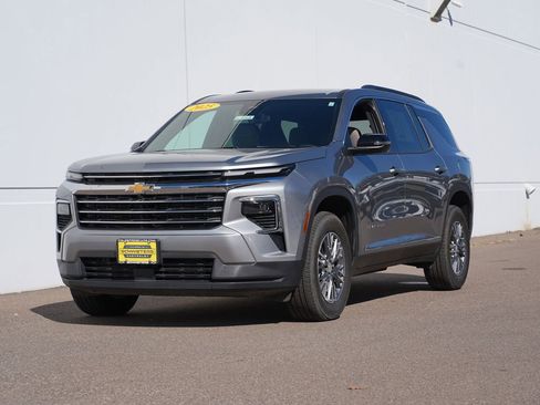 Used 2025 Chevrolet Traverse LT image 7