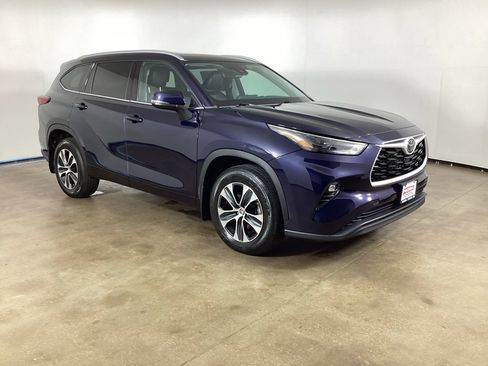 Used 2022 Toyota Highlander XLE AWD/4WD image 5