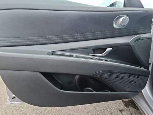 Used 2025 Hyundai Elantra SE FWD image 23