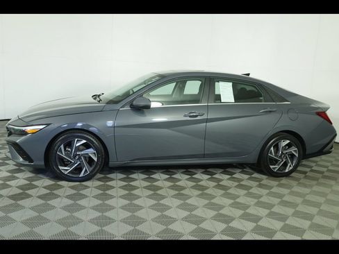 Used 2025 Hyundai Elantra SEL FWD image 14