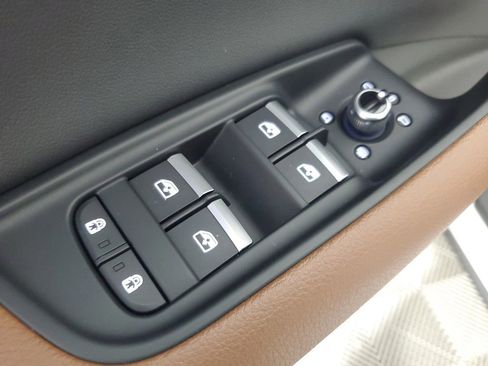 Used 2025 Audi Q7 3.0T Premium w/ Convenience Package image 19