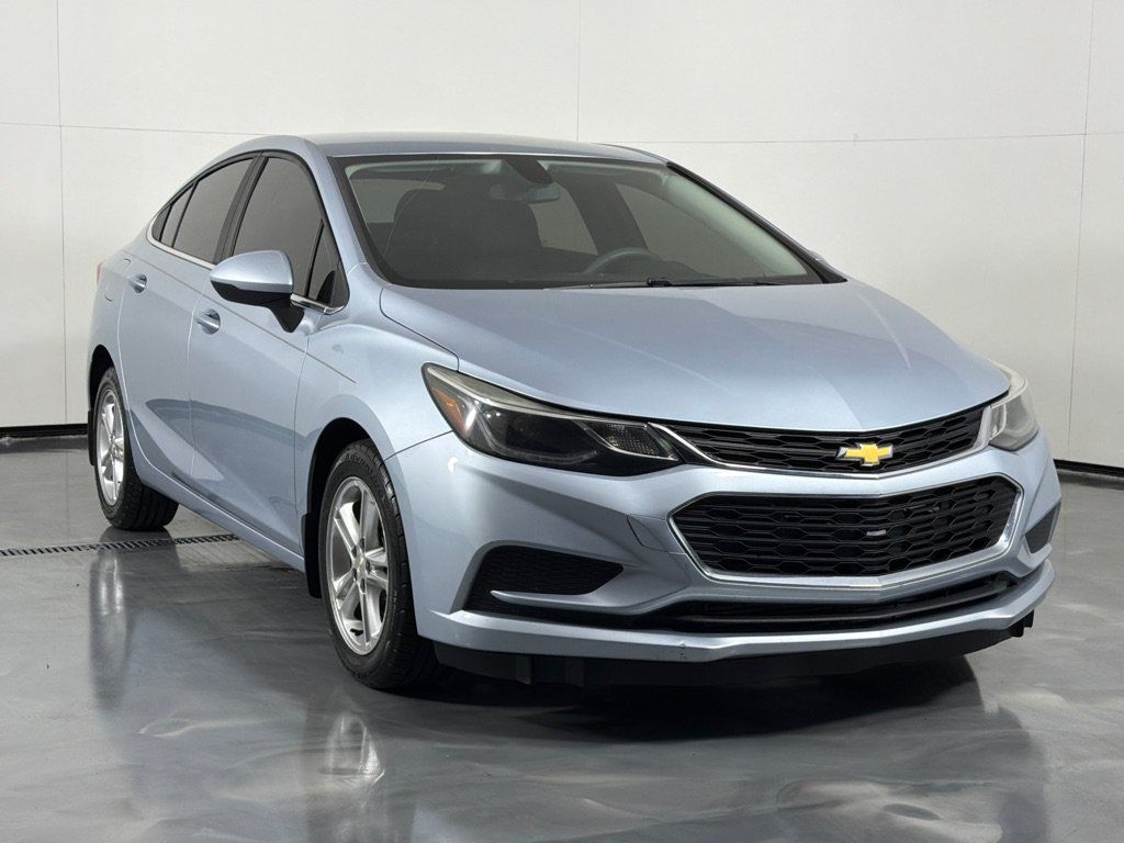 Used 2017 Chevrolet Cruze LT w/ Convenience Package FWD image 3