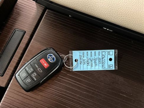 Used 2023 Toyota Sienna XLE w/ XLE Plus Package AWD/4WD image 12