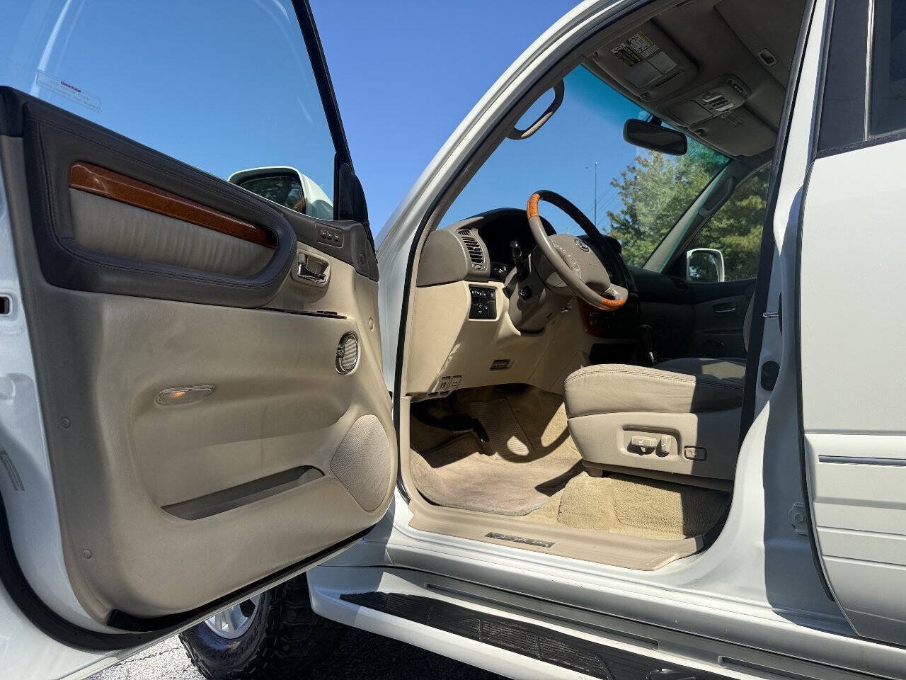 Used 2005 Lexus LX 470 4WD w/ Preferred Accessory Pkg image 30