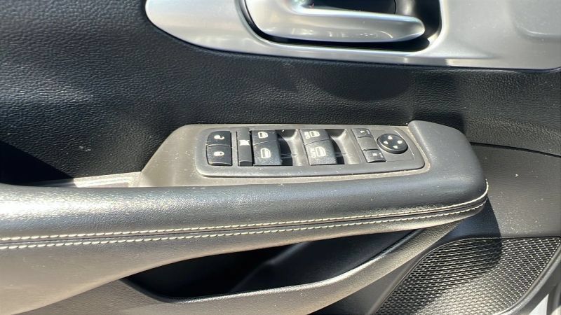 Used 2019 Chrysler Pacifica Touring-L w/ S Appearance Package FWD image 16