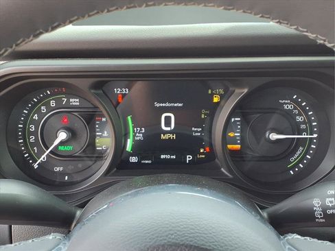 Used 2025 Jeep Wrangler Sahara image 31