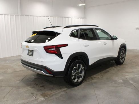 Used 2025 Chevrolet Trax LT image 9