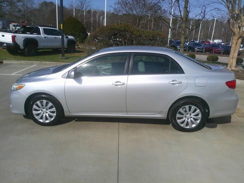 Used 2013 Toyota Corolla LE image 11