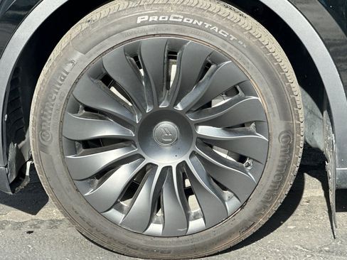 Used 2024 Tesla Model Y Long Range image 42