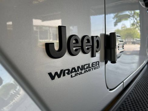 Used 2022 Jeep Wrangler Unlimited Sahara AWD/4WD image 13