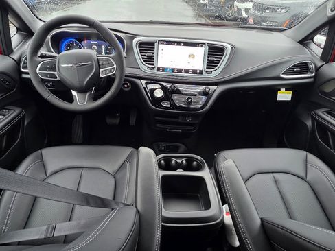 New 2026 Chrysler Pacifica Select image 2