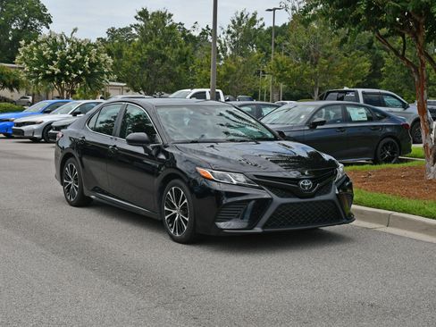 Used 2020 Toyota Camry SE FWD image 6
