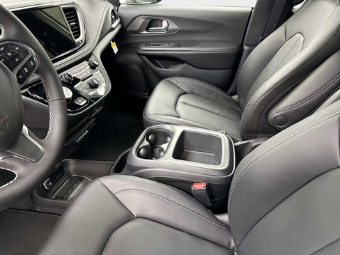 New 2026 Chrysler Pacifica Select image 21