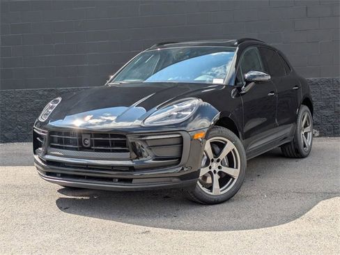 Used 2025 Porsche Macan image 1