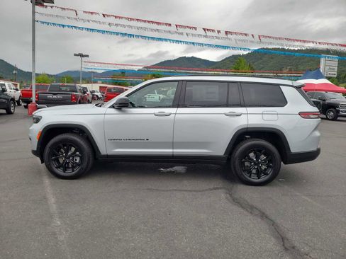 New 2025 Jeep Grand Cherokee L Altitude image 11