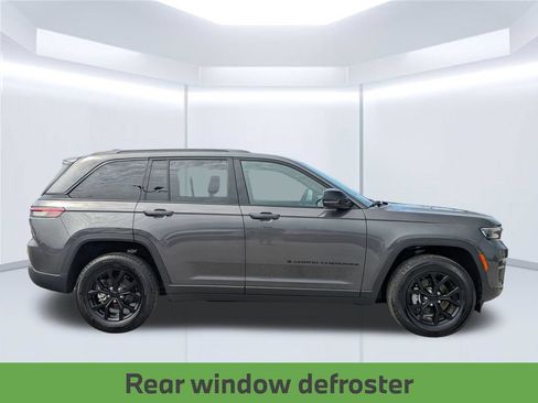 Used 2025 Jeep Grand Cherokee Altitude AWD/4WD image 8