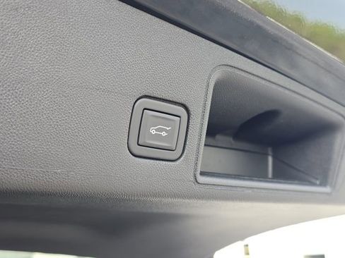 Used 2023 GMC Terrain SLT image 12