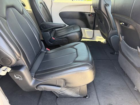 Used 2024 Chrysler Pacifica Touring-L FWD image 13