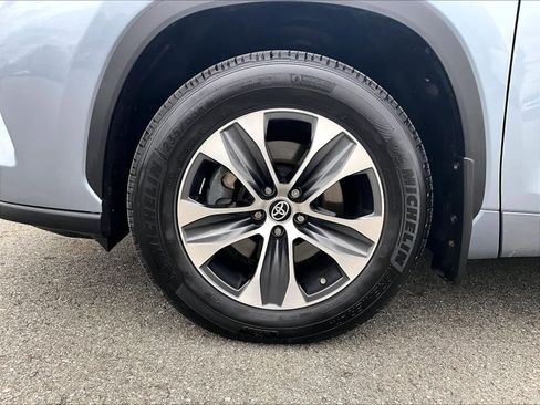 Used 2023 Toyota Highlander XLE image 7