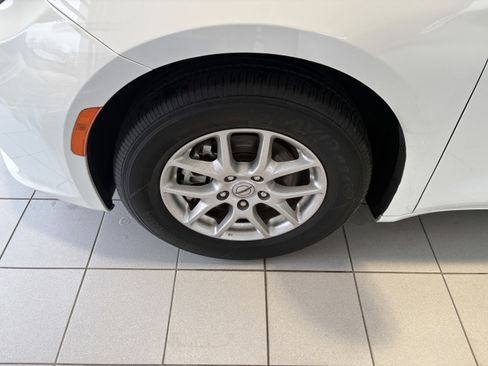 Used 2024 Chrysler Pacifica Touring-L image 8