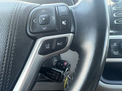 Used 2017 Toyota Highlander LE image 3